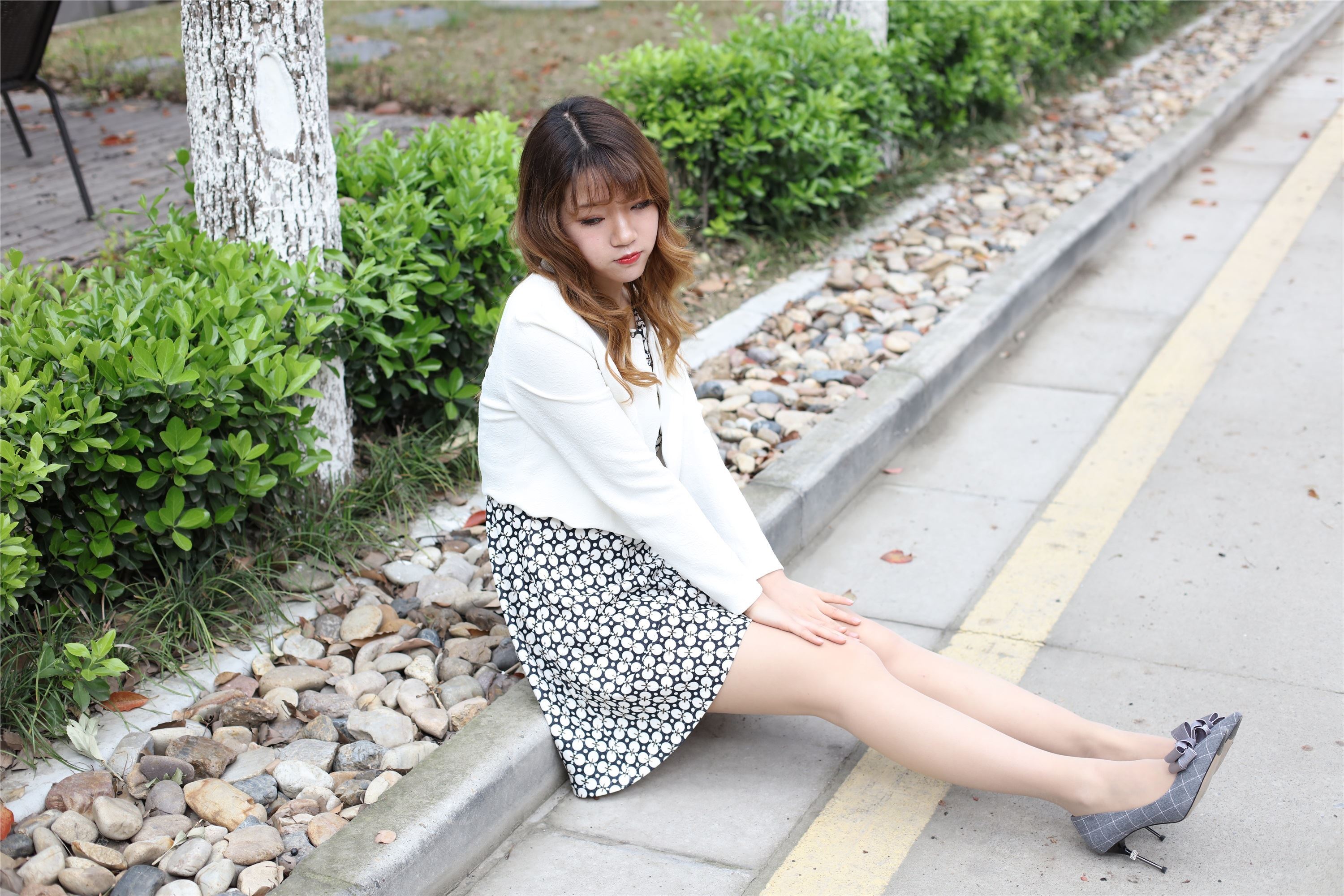 Ness Photo NO.095 Gao Gao - Sitting in the courtyard to look at the shredded meat